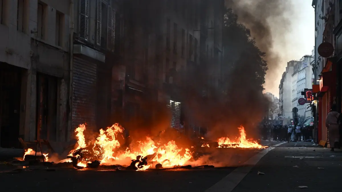 Proteste in Frankreich: Bei erneuten Zusammenstößen zwischen Demonstranten und Polizeibeamten während einer Demonstration gegen steigende Lebenshaltungskosten, bei der sich die Studenten den Protesten anschlossen, brennt Müll. (zu dpa: «Erneut Krawalle in Paris – Polizei setzt Tränengas ein»)
