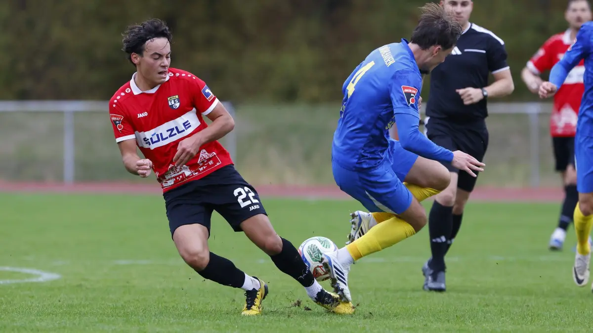 1. FC Muehlhausen vs. TSG Balingen, Fussball, Oberliga BW, Saison 2026/2027, 18.10.2026: Nico Melder (1. FC Muehlhausen, rechts) gegen Samuel Schneider (TSG Balingen).
1. FC Muehlhausen vs. TSG Balingen, Fussball, Oberliga BW, Saison 2026/2027, 18.10.2026
Foto: Eibner-Pressefoto/Jan Pfeifer