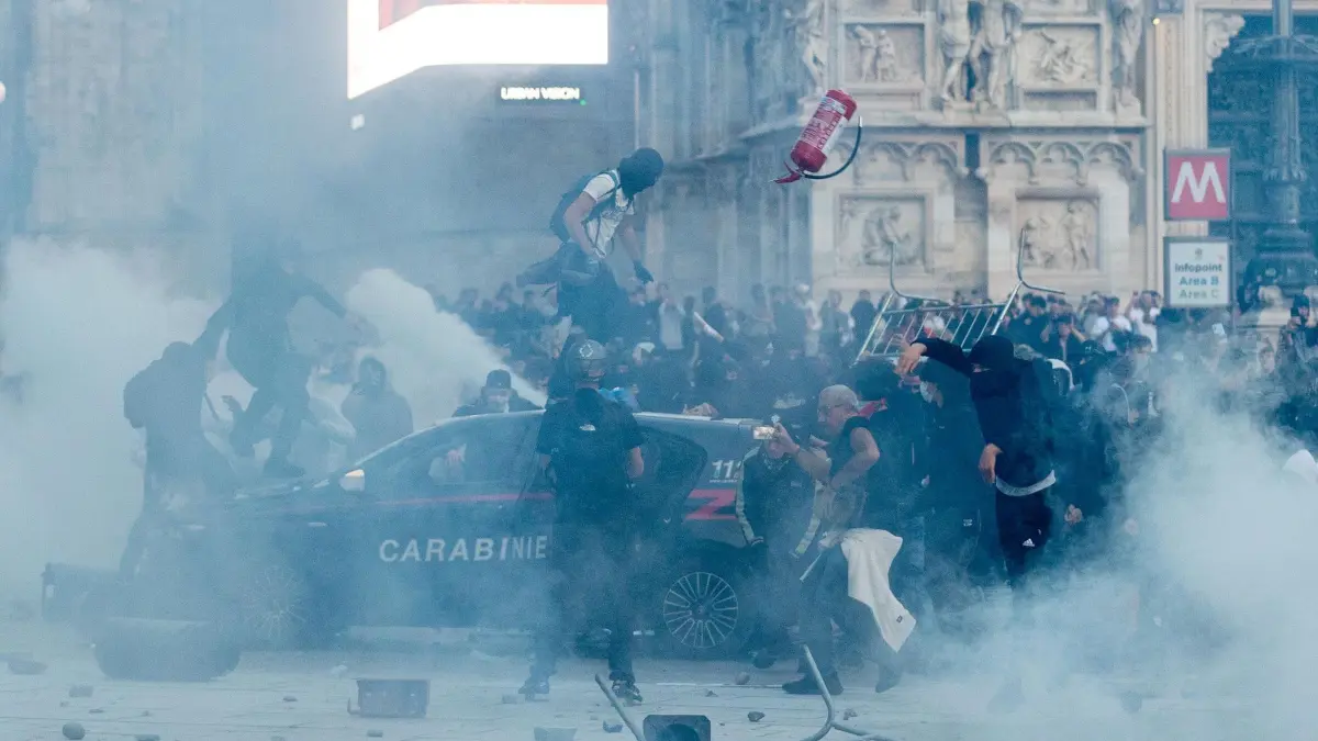 Proteste in Italien: Demonstranten versammeln sich in Mailand, um gegen die hohen Lebenshaltungskosten zu protestieren. (zu dpa: «Auch in Italien gewalttätige Proteste»)