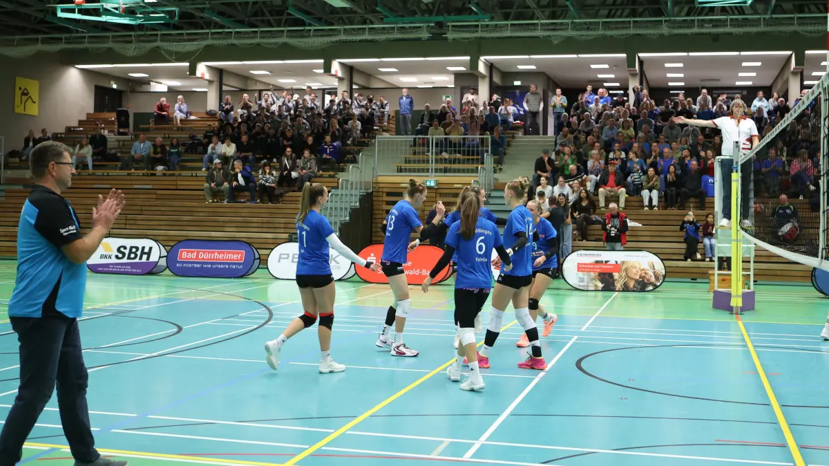 Die Villinger Volleyballerinnen wurden am Samstagabend von einigen Nullachtern untersützt.
