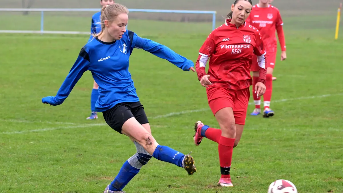 SGM Stetten/Hechingen vs. FV Rot-Weiss Ebingen, Fussball, Bezirksliga, 05.Spieltag, Saison 2026/2027, 18.10.2026 : Isabel Wiesner (SGM Stetten/Hechingen, #04) am Ball im Zweikampf mit Alara Meliha Sarioez (FV Rot-Weiss Ebingen, #23)
SGM Stetten/Hechingen vs. FV Rot-Weiss Ebingen, Fussball, Bezirksliga, 05.Spieltag, Saison 2026/2027, 18.10.2026
Foto: Eibner-Pressefoto/ Tobias Baur
