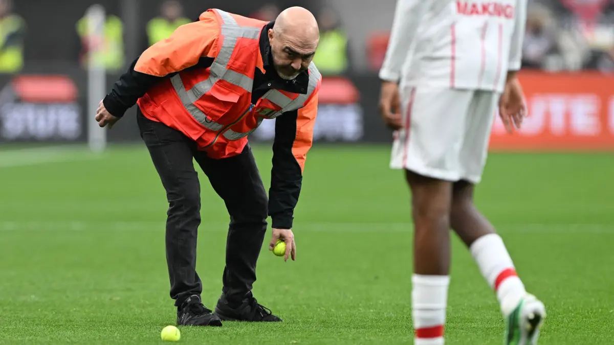 Bayer Leverkusen - SC Freiburg: Fußball, Männer: Bundesliga, Bayer Leverkusen - SC Freiburg, 6. Spieltag, BayArena, Ein Ordner sammelt Tennisbälle vom Platz, die Freiburger Fans geworfen haben. (zu dpa: ««Zu billig»: Leverkusens Schick stoppt Freiburger Höhenflug»)