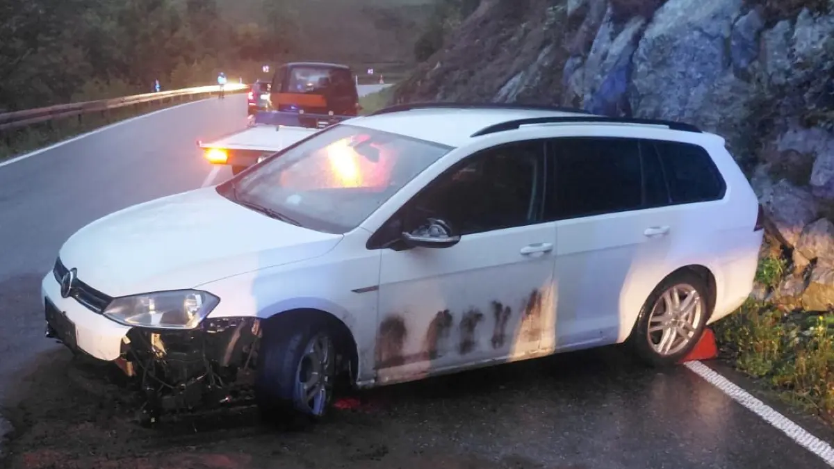 Das Auto wurde stark beschädigt.