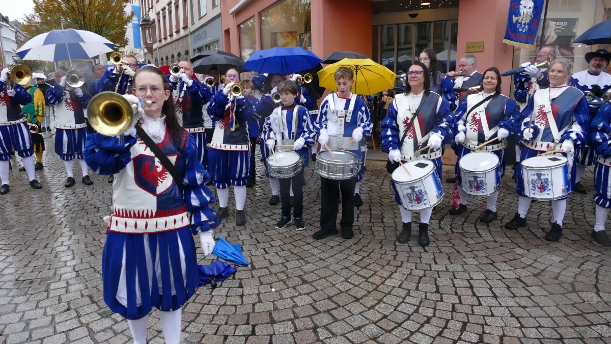 Der Fanfarenzug der Glonki-Gilde feiert sein Jubiläum mit einem Sternenmarsch trotz Daueregen in der Villinger Innenstadt.