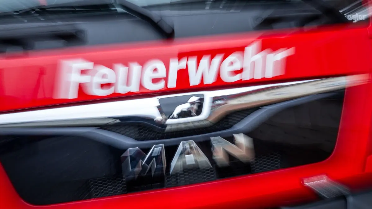 Feuerwehr: Ein Einsatzfahrzeug der Freiwilligen Feuerwehr. (Aufnahme mit langer Belichtungszeit) (zu dpa: «Großbrand in alter Fabrik sorgt für Rauch in Wismar»)