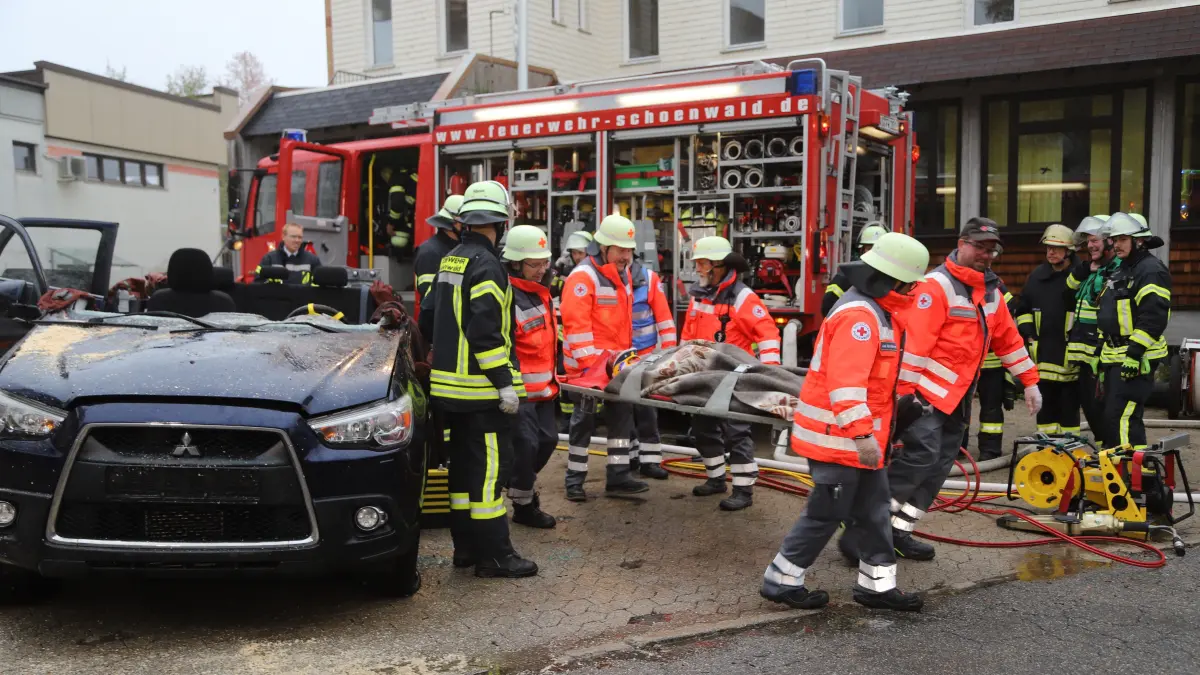 Herbstübung bei der Feuerwehr Schönwald: Die schwer verletzte Fahrerin wurde geborgen – das Fahrzeug ist nur mehr ein Haufen zerstörtes Blech.