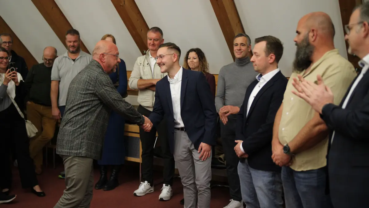 Friedrich Weigold, Vorsitzender des Gemeindewahlausschusses, gratuliert Wahlsieger Valentin Teufel.