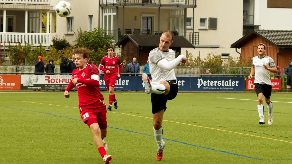 Toni Harter (weißes Trikot) bringt den SV Oberwolfach II mit 1:0 in Führung.