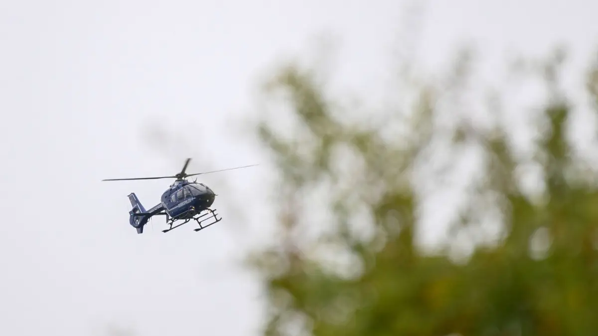 Erneuter Sicherheitsvorfall am Flughafen Leipzig/Halle: 18.10.2026, Sachsen, Schkeuditz: Ein Hubschrauber der Bundespolizei fliegt über dem Flughafen Leipzig/Halle. Die Polizei ermittelt nach einem erneuten Sicherheitsvorfall am Flughafen Leipzig/Halle an der Landebahn Nord. Ein Auto hatte nach ersten Erkenntnissen einen Zaun durchbrochen. Foto: Heiko Rebsch/dpa +++ dpa-Bildfunk +++