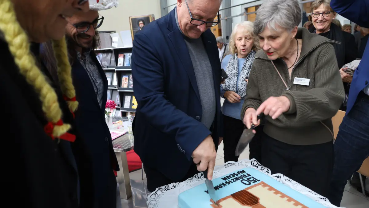 Oberbürgermeister Jürgen Roth und Museumsleiterin Anita Auer (rechts) schnitten die Geburtstagstorte an.