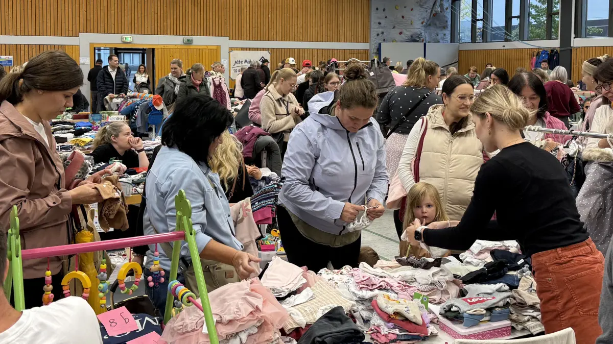 Der Kinderkleider-Flohmarkt lockte erneut zahlreiche Käufer in die Nagolder Stadthalle.