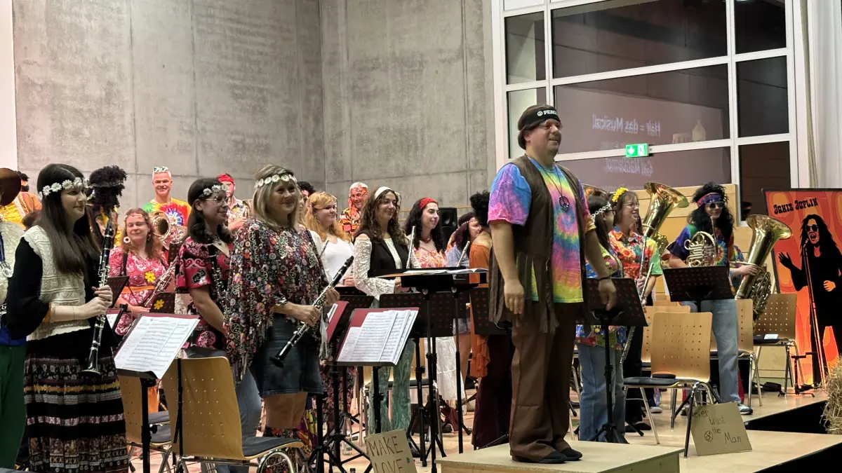 Als bunte Truppe in wilder Hippie-Kostümierung bespielte die Stadtmusik Zell die Bühne der Stadthalle beim traditionellen Chilbikonzert.