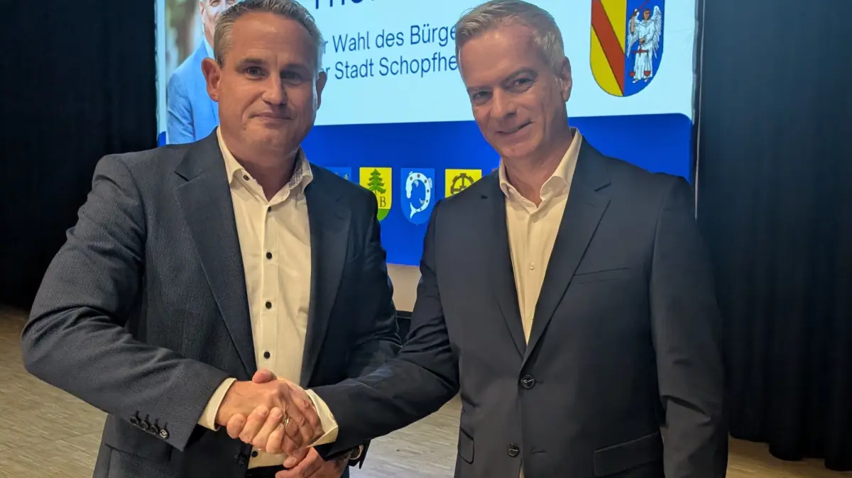 Gratulation vom abgewählten an den künftigen Bürgermeister von Schopfheim: Dirk Harscher und Thomas Kuri (v.l.)