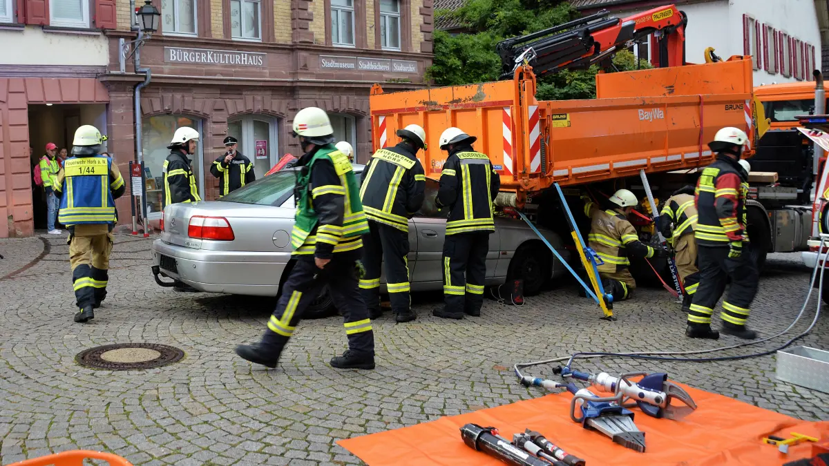 Besonnen und umsichtig sicherten die Einsatzkräfte die Unfallstelle vor der Rettung der Eingeschlossenen.