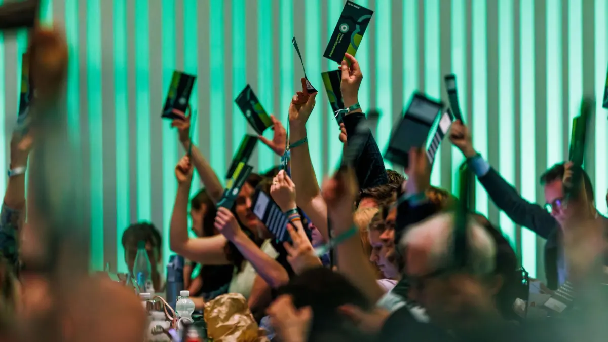 Auftakt Landesdelegiertenkonferenz Grüne Baden-Württemberg: Delegierte halten während der Landesdelegiertenkonferenz der Grünen von Baden-Württemberg ihre Stimmkarten in die Höhe. Der Landesverband von Bündnis 90/Die Grünen Baden-Württemberg trifft sich unter dem Motto „Made in Baden-Württemberg“. (zu dpa: «Grünen-Parteitag: Applaus, aber auch Kritik für Özdemir»)