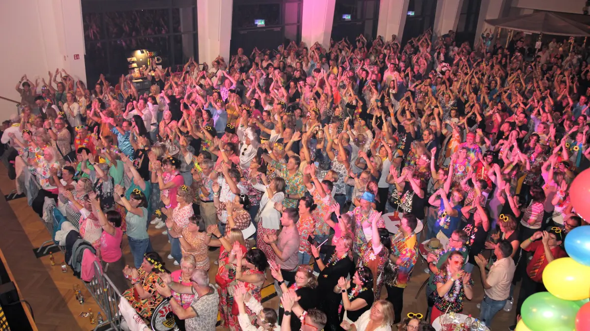 Einiges ist los beim Kilbigauftakt mit den Papis Pumples in der Stadthalle. Über 600 Menschen feiern den Startschuss.