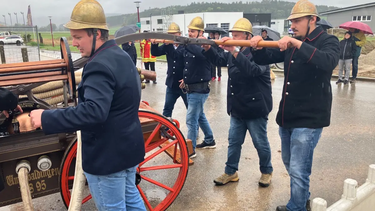 Seinerzeit wird der Pumpendruck noch per Hand hergestellt, in Unterbaldingen kommt die alte Spritze von 1895 zum Einsatz.