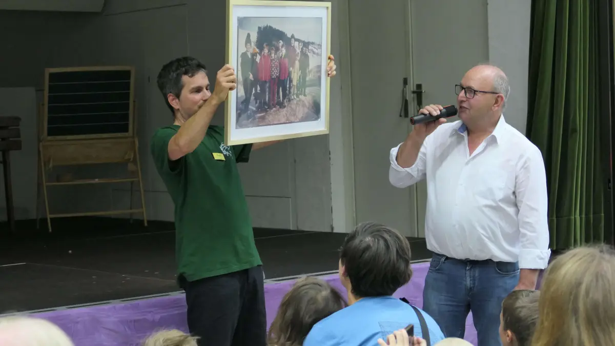 Georg Wentz (rechts) übergab an Andreas Knecht ein Schülerfoto von 1968 als Geschenk.
