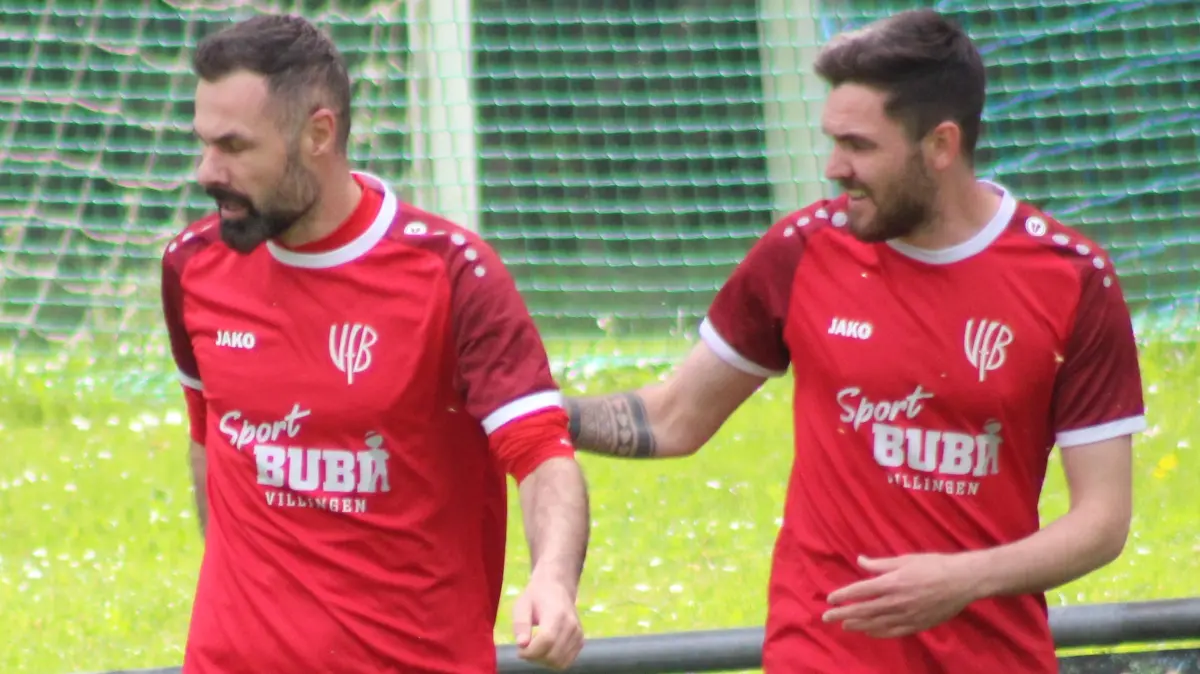 Adem Sari (links) köpfte eine Flanke von Fabian Pompa zum 2:1-Siegtor des VfB ein.