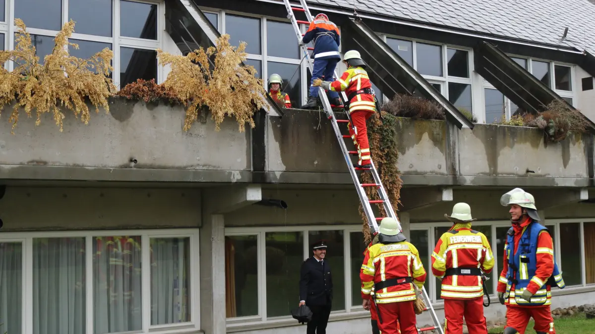 Über die Leiter wurden die Personen vom Balkon aus gerettet, kritisch beobachtet vom stellvertretenden Gesamtkommandanten Johann Merkel.