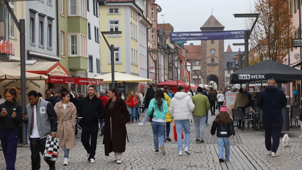 Der verkaufsoffene Sonntag in Villingen holten trotz Schmuddelwetters viele Menschen von den Sofas.