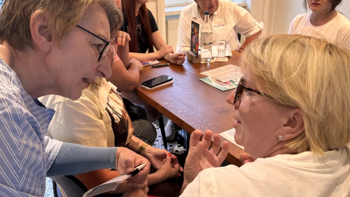 Dozenten helfen beim richtigen Sprechen.