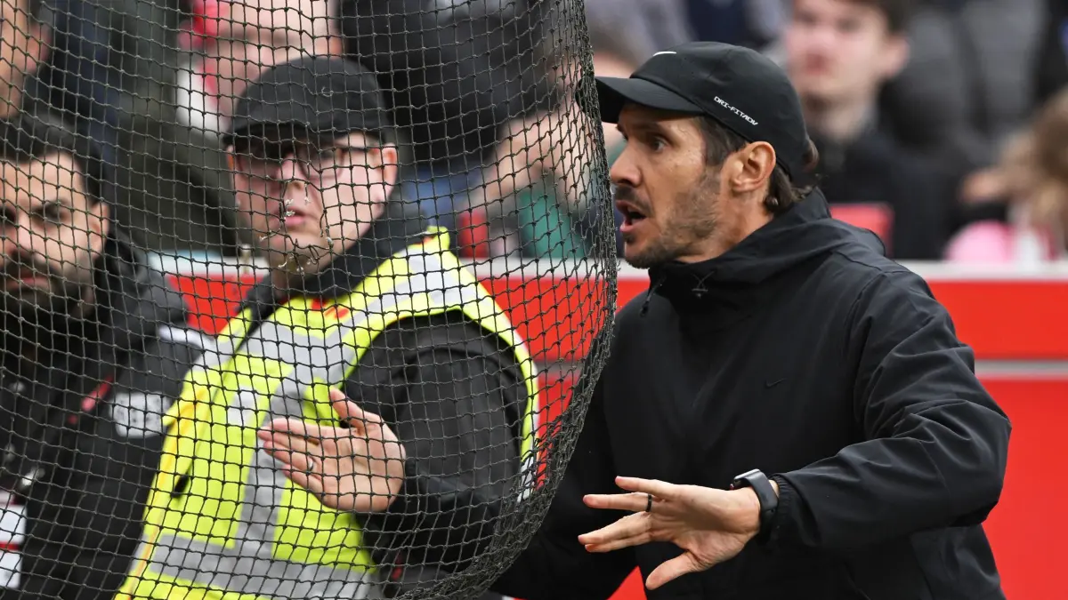 Bayer Leverkusen - SC Freiburg: Fußball, Männer: Bundesliga, Bayer Leverkusen - SC Freiburg, 6. Spieltag, BayArena, Trainer Julian Schuster (SC Freiburg) spricht mit seinen Fans. (zu dpa: «Freiburgs Trainer hadert mit Niederlage und Fan-Protest»)