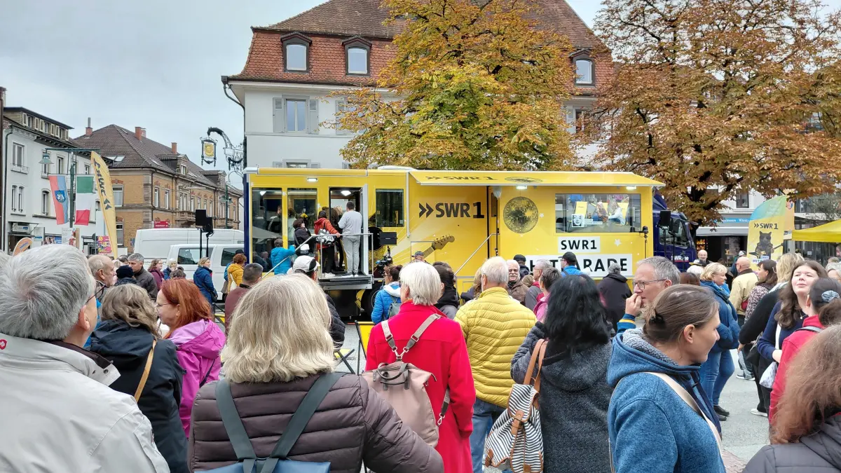 Aufmerksamkeit genoss die Hitparade des SWR1 auf dem Marktplatz in Lörrach, der ersten von fünf Stationen der SWR1-Baden-Württemberg-Hitparade.