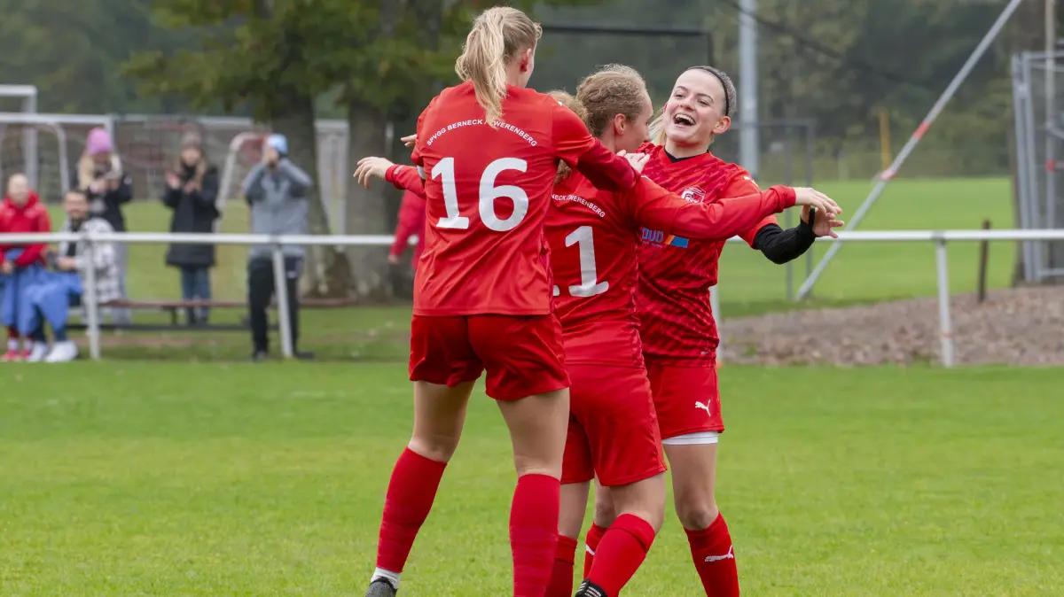Die Spielerinnen der Spvgg Berneck/Zwerenberg jubeln zurecht.