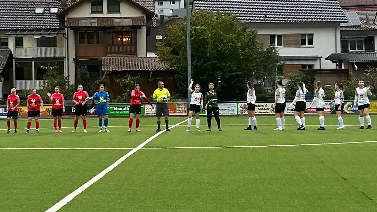Die Fußballerinnen des SV Oberwolfach und der SG Renchtal vor dem Anpfiff