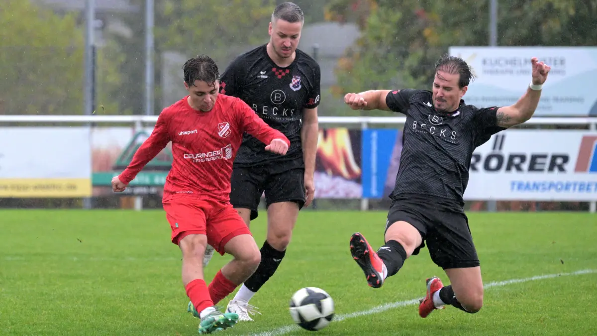Nico Gulde (in Rot) traf zum 5:1 für die SG Empfingen.