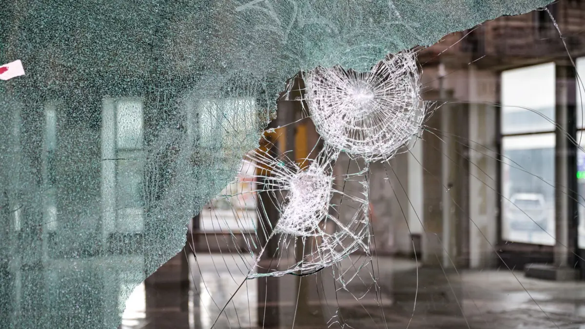 Proteste in Frankreich: 19.10.2026, Frankreich, Marseille: Das eingeschlagene Fenster einer geplünderten Bank nach Ausschreitungen im Zuge landesweiter Proteste gegen steigende Lebenshaltungskosten und schlechte Bedingungen an Schulen: Foto: Philippe Magoni/AP/dpa +++ dpa-Bildfunk +++