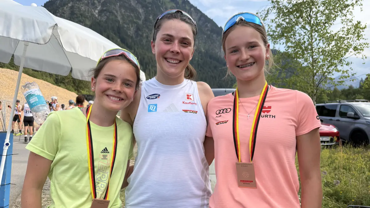 Lilly Holl (links) und Lena Holl (rechts) mit Coletta Rydzek (Mitte) bei der Siegerehrung in Oberstdorf