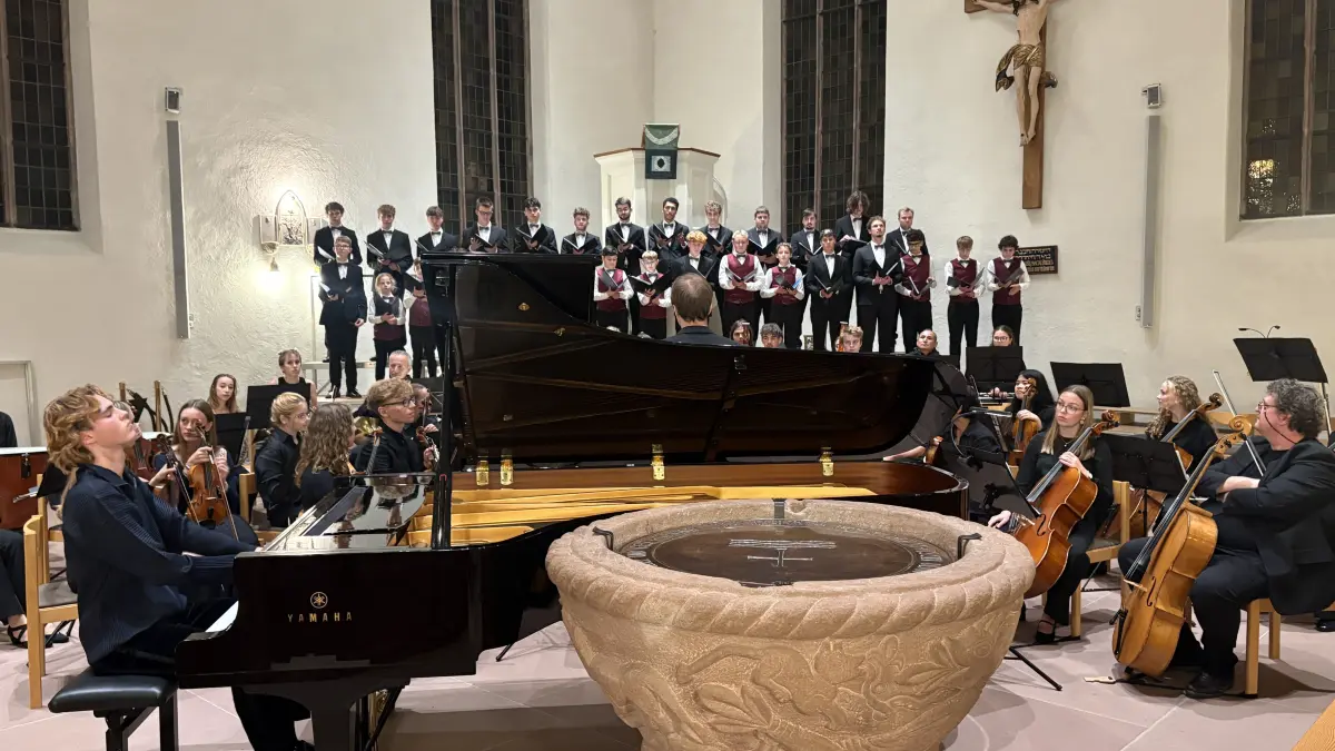 Pianist Justus Friedrich Eichhorn mit Orchester und Knabenchor Capella Vocalis Reutlingen.