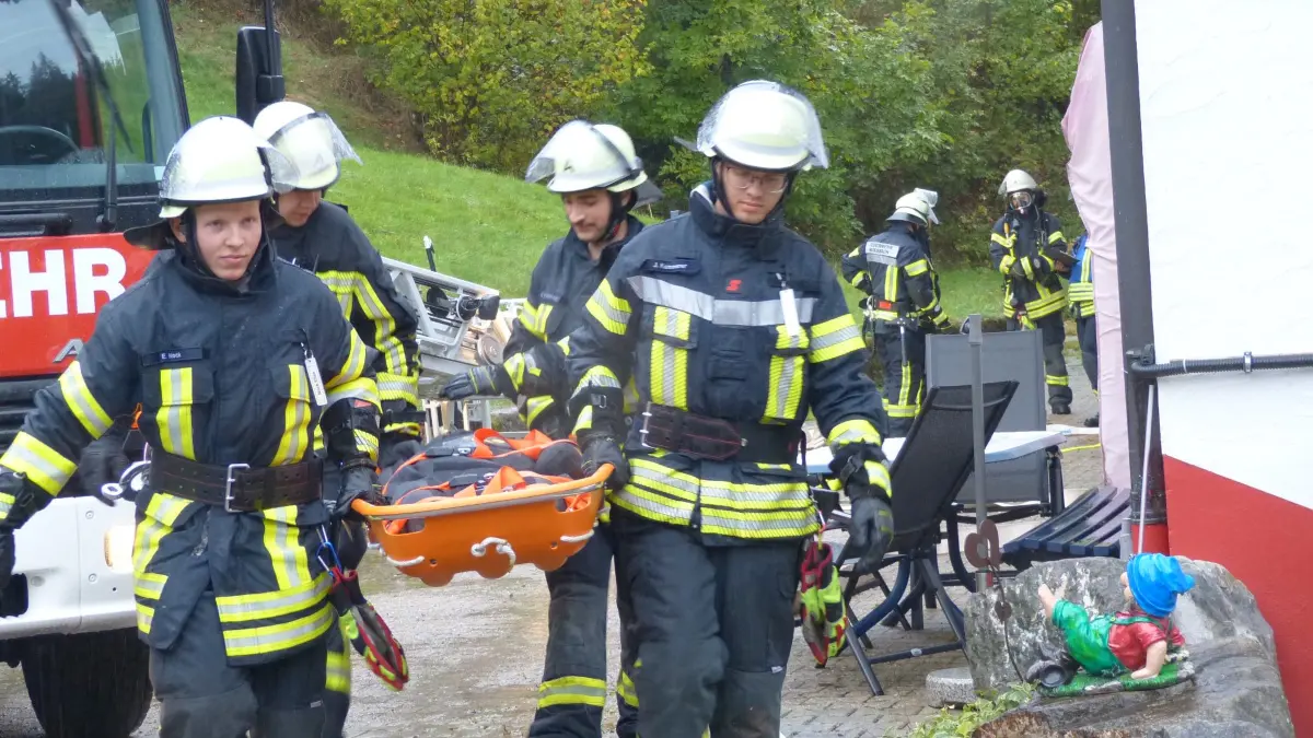 Verletzte Personen werden in Sicherheit gebracht und versorgt.