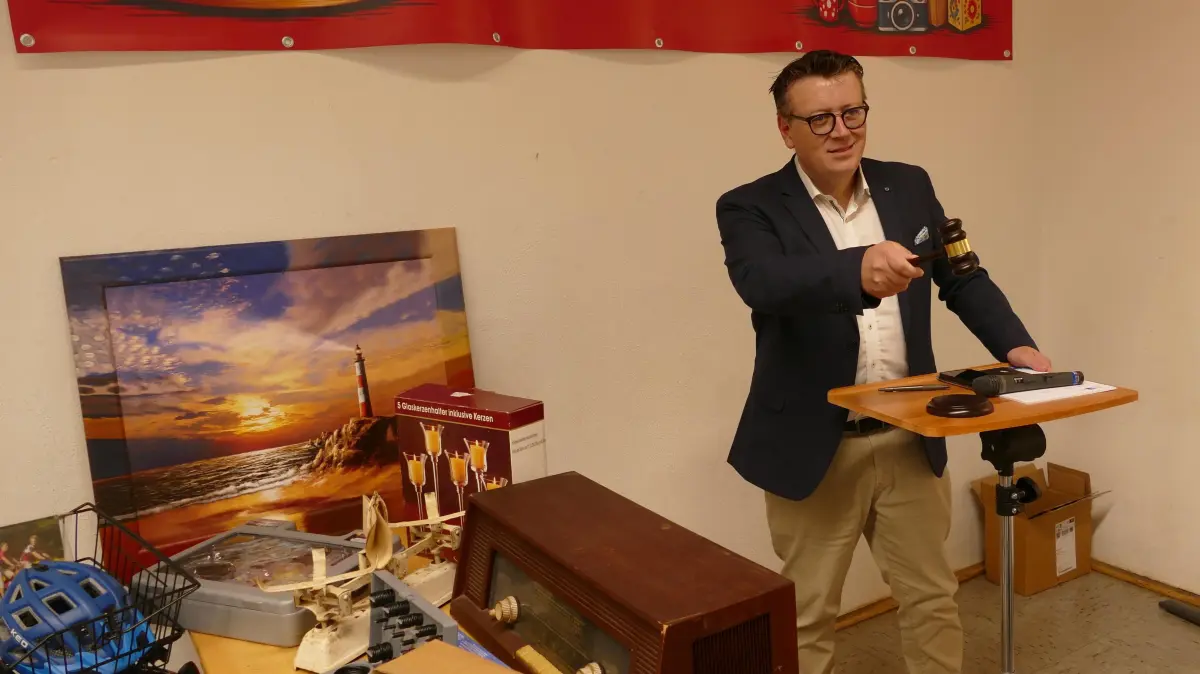 „Zum Ersten, zum Zweiten und zum Dritten!“ Ortsvorsteher Holger Fetzer macht sich auch in der Funktion eines Auktionators gut.