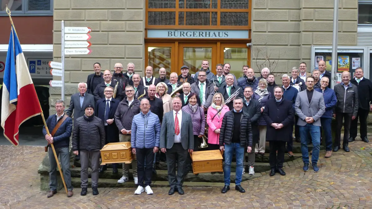 Zum traditionellen Gruppenfoto bauten sich die Ehrsame Handwerkervereinigung an ihrem 158. Jahrtag vor dem Rathaus auf.