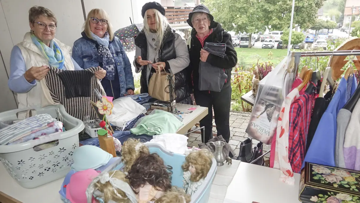 Mitorganisatorin Wallburga Herm (links) hatte einen Verkaufsstand beim Pfarrhaus.