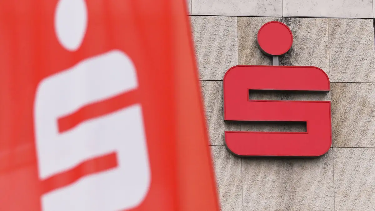 Sparkasse: Das Sparkassenlogo ist am Gebäude der Sparkassenakademie angebracht (zu dpa: «Sparkassen starten schrittweise Kryptohandel - mit Warnung»)