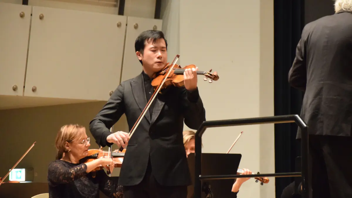 Der passionierte Geiger Simo Zhu kehrte für das Sinfoniekonzert in der Ebinger Festhalle zurück in seine alte Heimat.