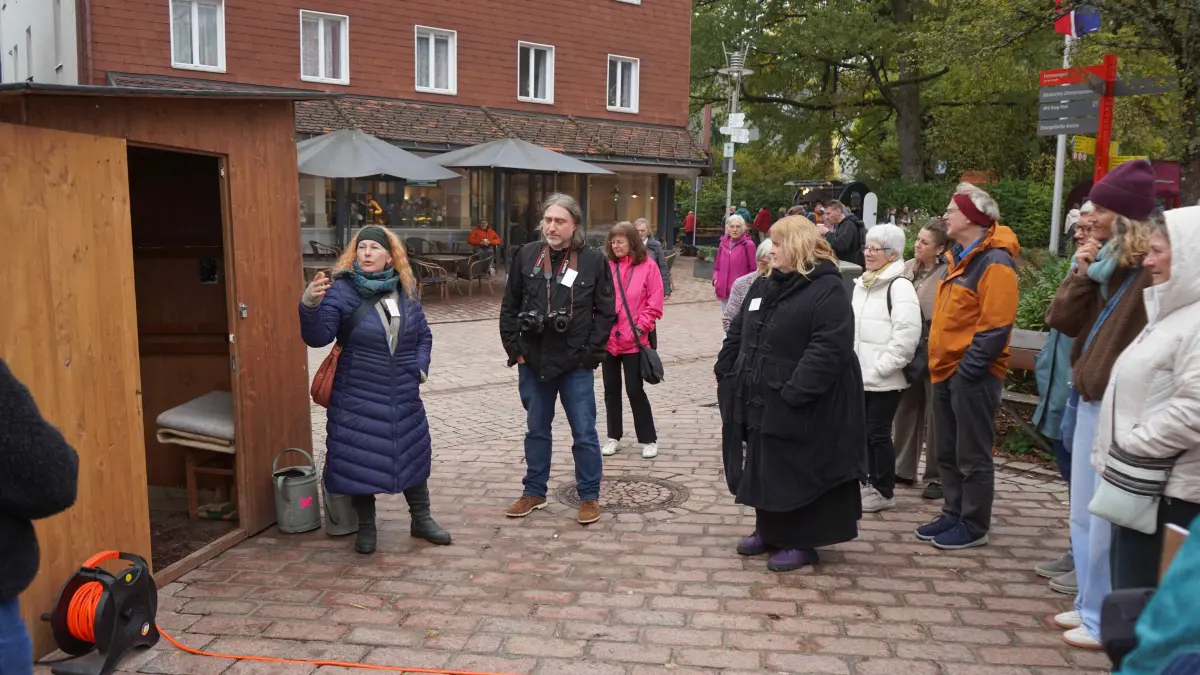 Auf reges Interesse stieß beim „6. Furtwanger Kunschtstückle“ der Rundgang über den Marktplatz, bei dem die Künstler ihre Werke und die dahinter stehenden Ideen und Gedanken den Besuchern vermittelten. In der Bildmitte die beiden Furtwanger Künstler und Kuratoren Mateusz Budasz und Ariane Faller, die seit dem Start diese besondere Open Air-Kunstausstellung organisieren und betreuen.
