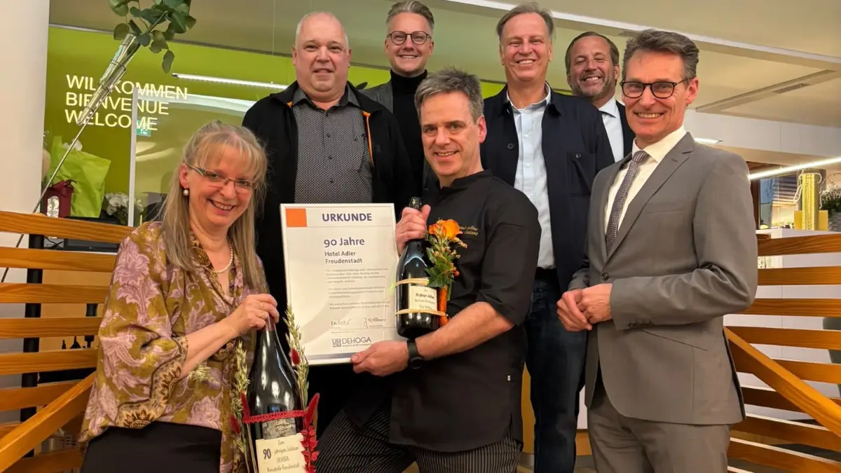 Vertreter aus der Hotellerie gratulieren Beate und Armin Gaiser (vorne, von links).