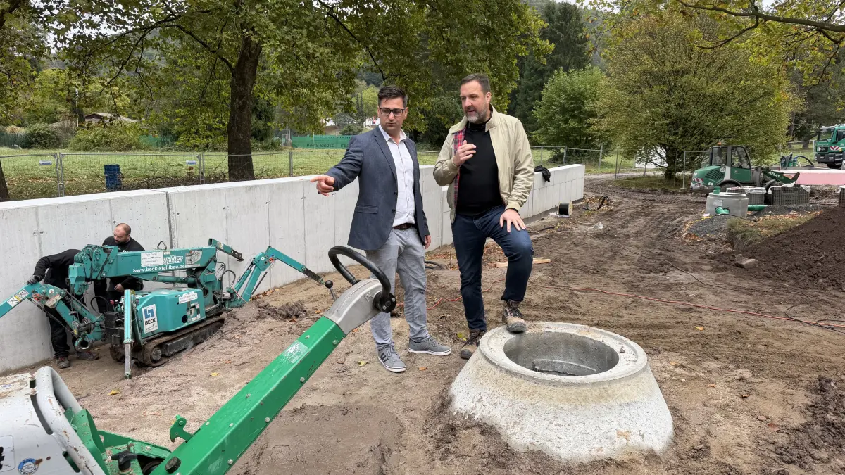 Therme Bad Herrenalb - Außenanlage des Outdoor Saunabereichs nimmt Formen an - rechts hinten das Fundament der Außensauna steht