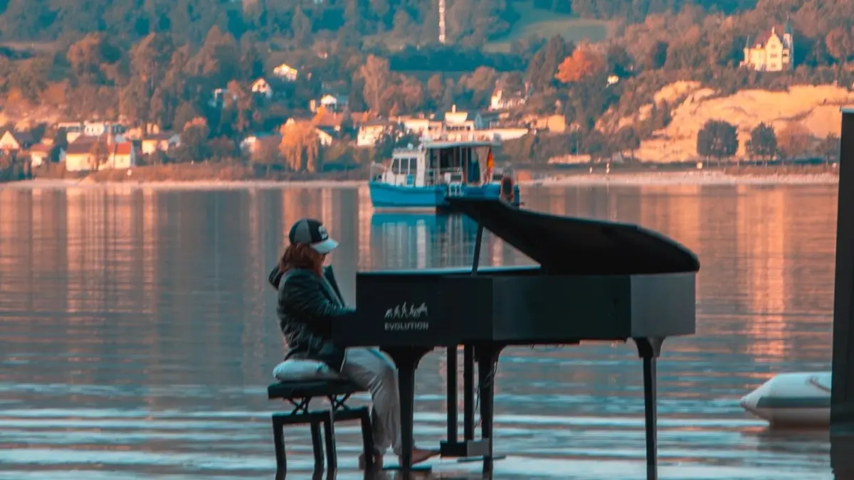 Wegen des Niedrigwassers liegt der Teufelstisch nur wenige Zentimeter unter Wasser. Levin spielt ohnehin immer barfuß.