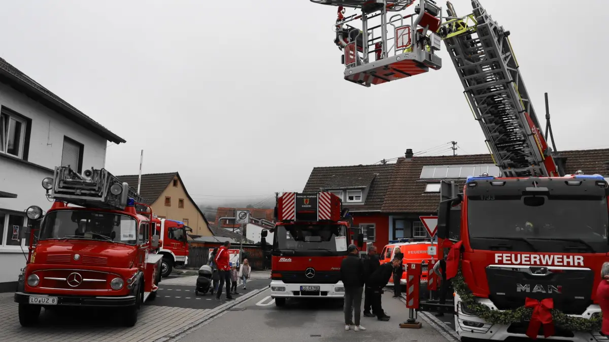 Drei Generationen von Drehleitern im Dienst der Feuerwehr Kandern: Die neue (ganz rechts) wurde beim Feuerwehrhock am Sonntag eingeweiht.