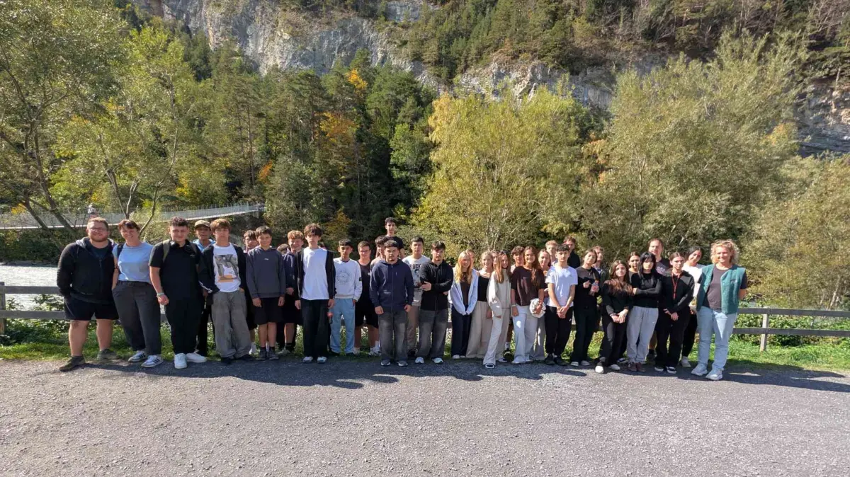 Bild: Klasse 9a und 9b zusammen mit den Lehrkräften