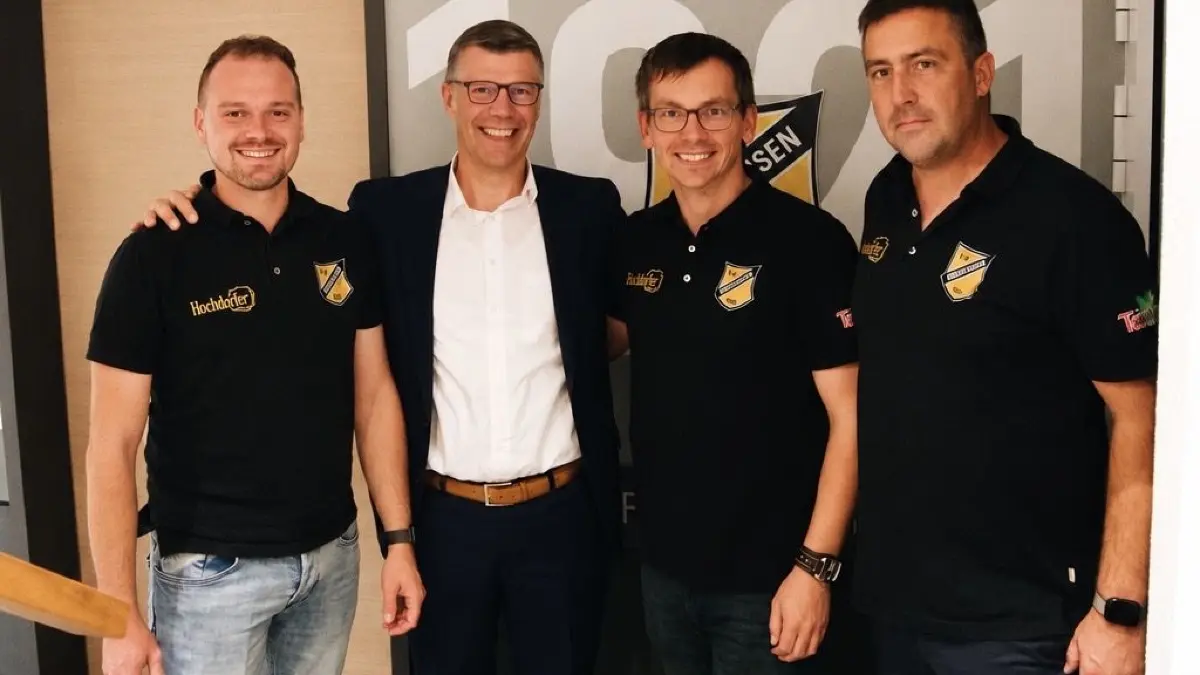 Auf dem Bild von links Benjamin Teurer, DFB-Vize Matthias Schöck, Benjamin Finis, Tino Petzeo
