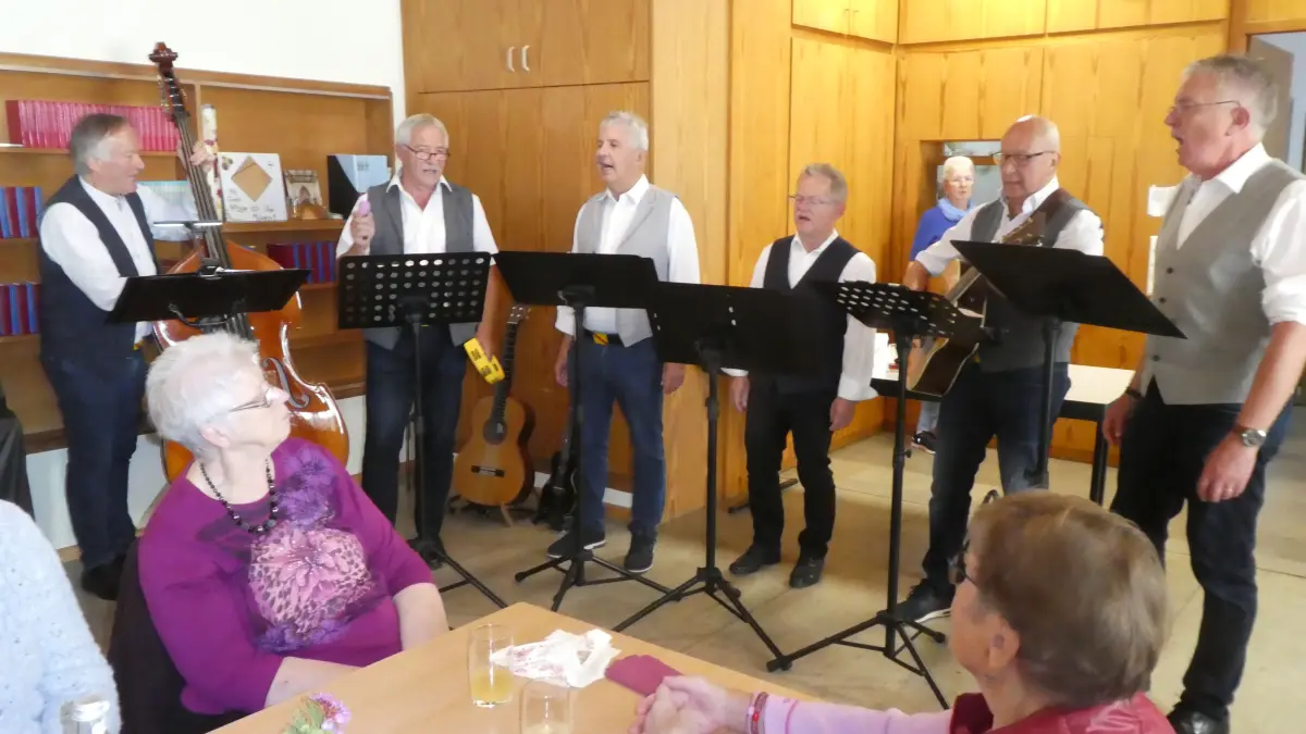 Das „MännerXangSelbsext“ begeisterte beim Seniorennachmittag in Hausen: (v.l.): Heinz Grether, Martin Sänger, Wolfgang Bühler, Erich Lacher, Volker Jost und Bernhard Greiner.