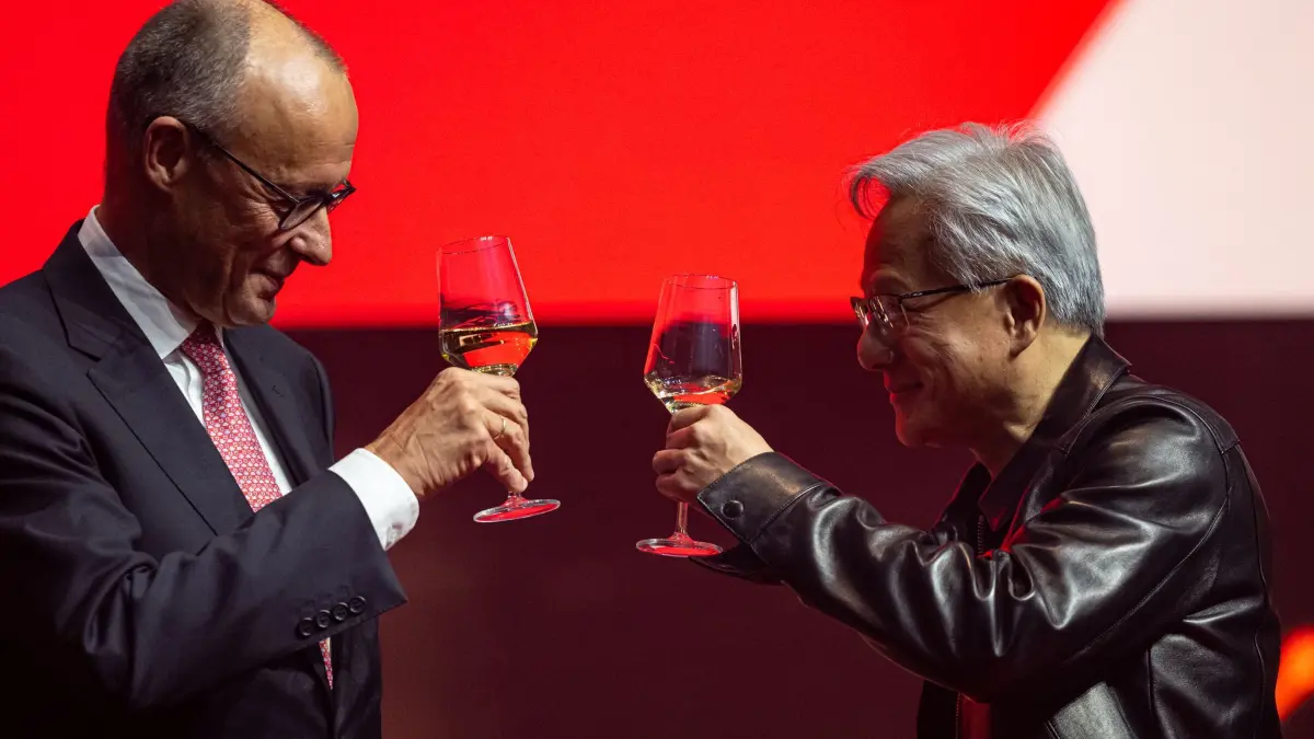 Invest in Germany Summit: Bundeskanzler Friedrich Merz (l, CDU) und Jen-Hsun Huang, Co-Gründer und CEO von Nvidia, nehmen an der Eröffnungsveranstaltung des "Invest in Germany Summit" im Kraftwerk Berlin teil. (zu dpa: «Roter Teppich: Wie Kanzler Merz um Investoren wirbt»)