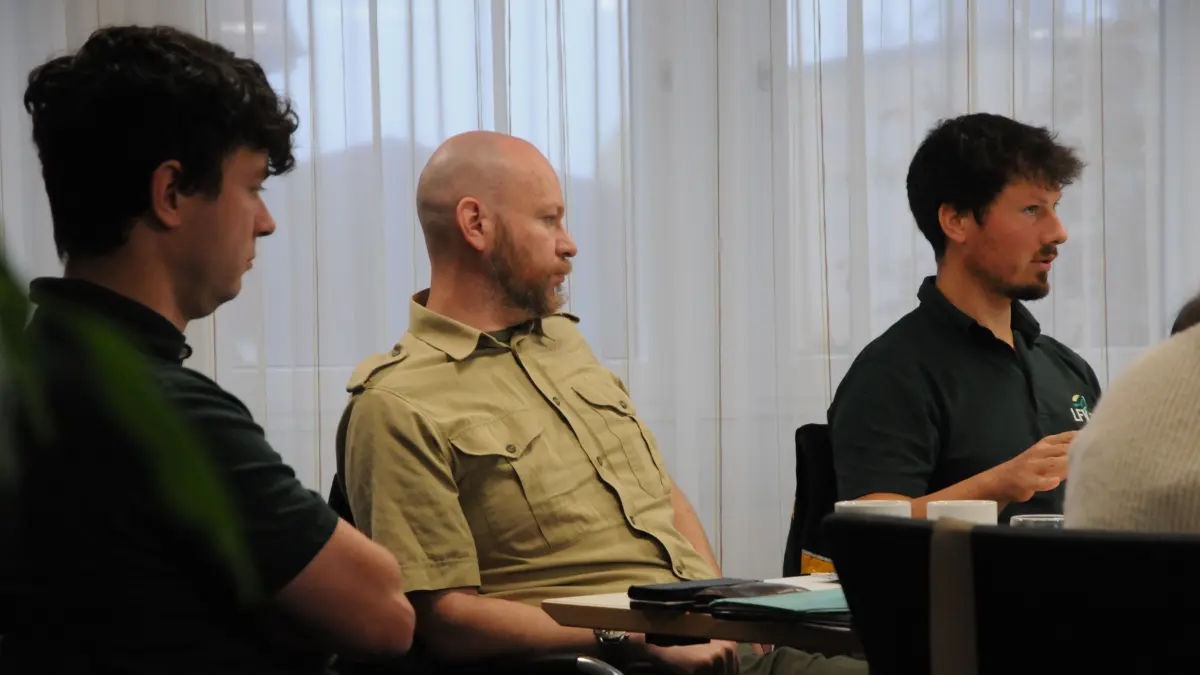 Die Forstmitarbeiter Joachim Bea, Christoph Eberle und Martin Jacobs im Gemeinderat Aichhalden.